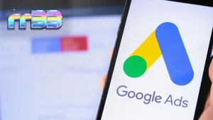 Pemain sedang memilih permainan slot di perangkat seluler dengan latar belakang kasino digital yang modern.